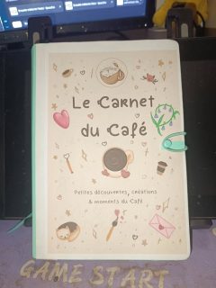 ☕📖 Le Carnet du Café est prêt !
Un petit carnet pour garder mes découvertes, créations et petits moments du Café… et il va commencer à se remplir dès demain avec le Cozytober 🍂✨
Les crayons sont prêts, le carnet aussi… rendez-vous demain pour le jour 1 ! 🧡
#CaféRinEcho #Cozytober2026 #Cozytober #CarnetCréatif #RinEchoIllustrations